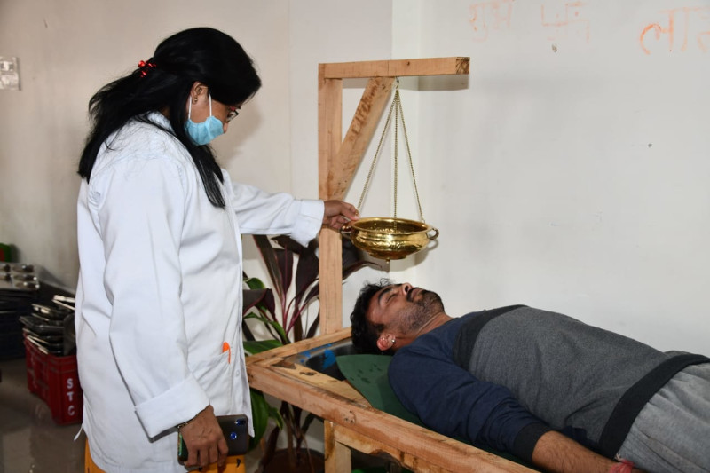 26-12-2020-03-30-42shirodhara-nashamuktikendra
